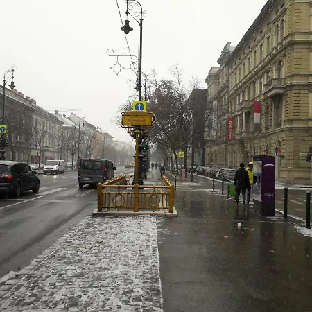 3B Voeroesmarty Utca Apartment *